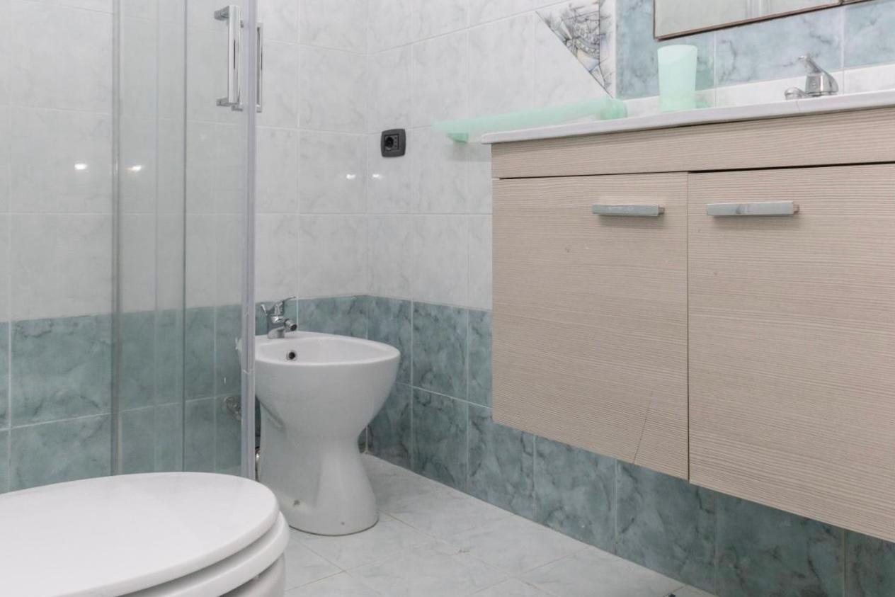 Bagno Privato - Mobile lavabo moderno in legno chiaro e bidet